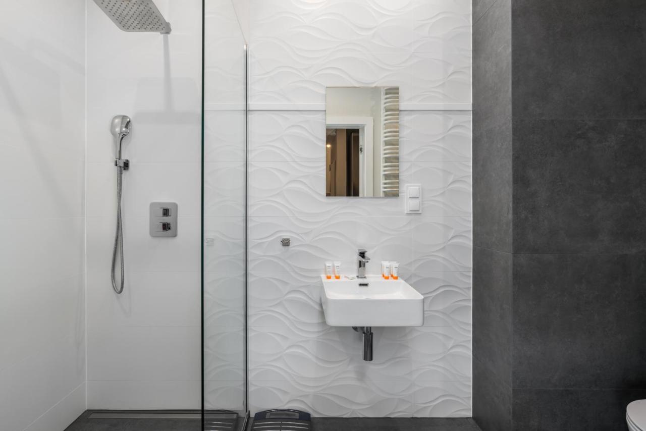 بوزنان Apartament Black & White Mostowa By Renters المظهر الخارجي الصورة