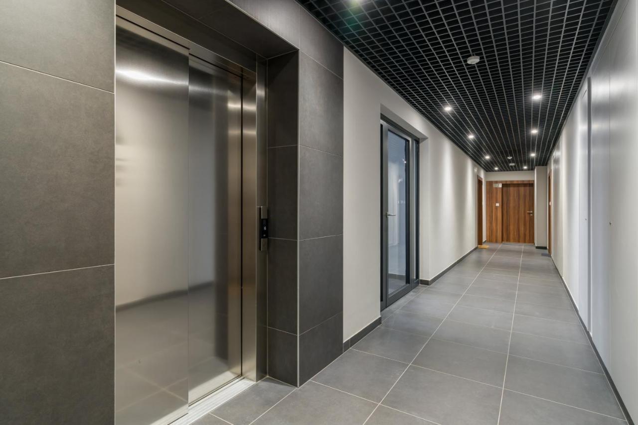 بوزنان Apartament Black & White Mostowa By Renters المظهر الخارجي الصورة